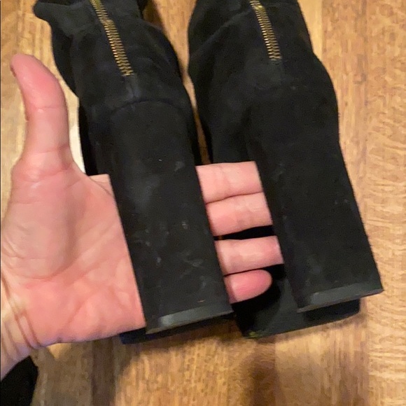 Gorgeous Stuart Weitzman black suede boots - Picture 6 of 11